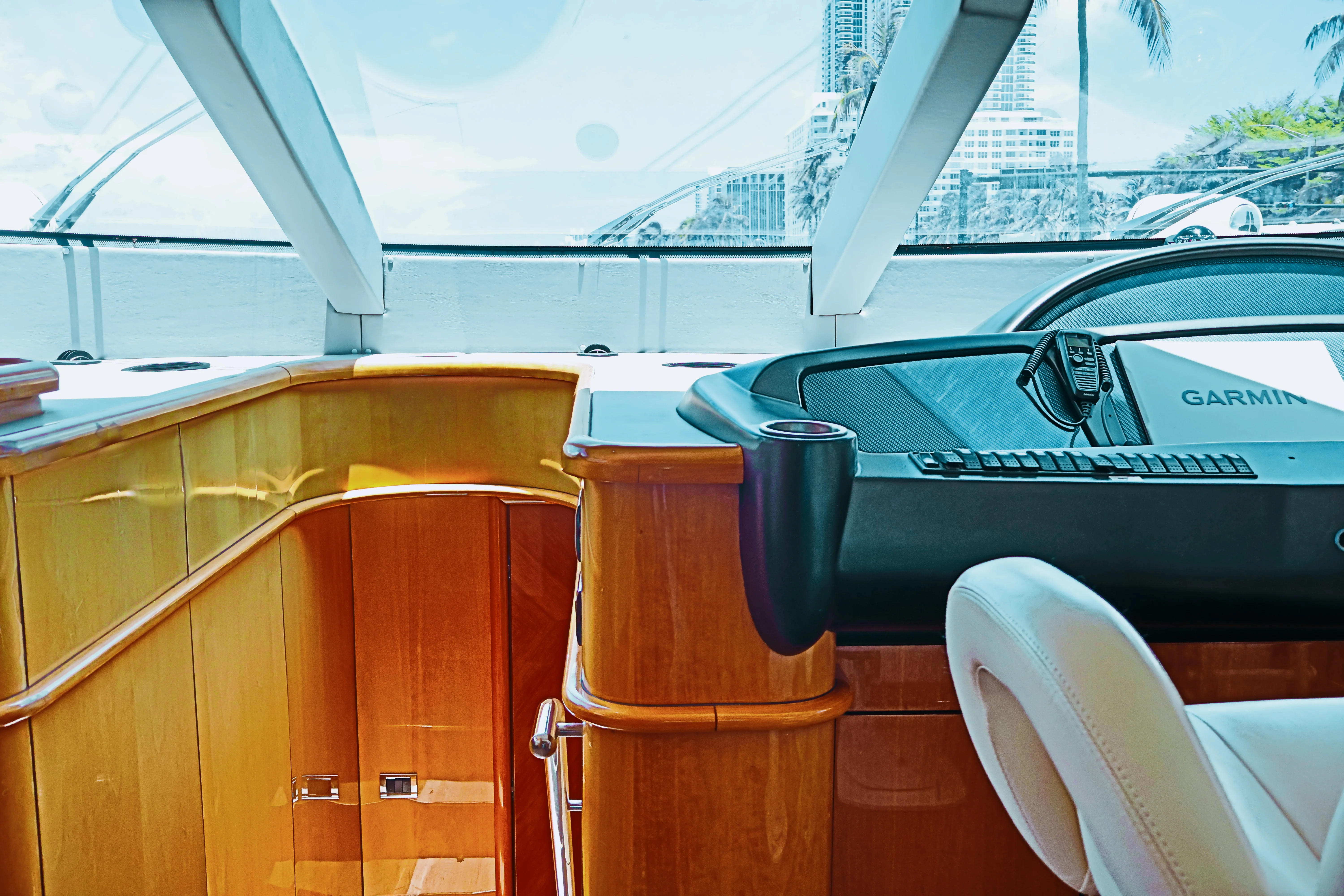 90ft Sunseeker Deep Blue helm station